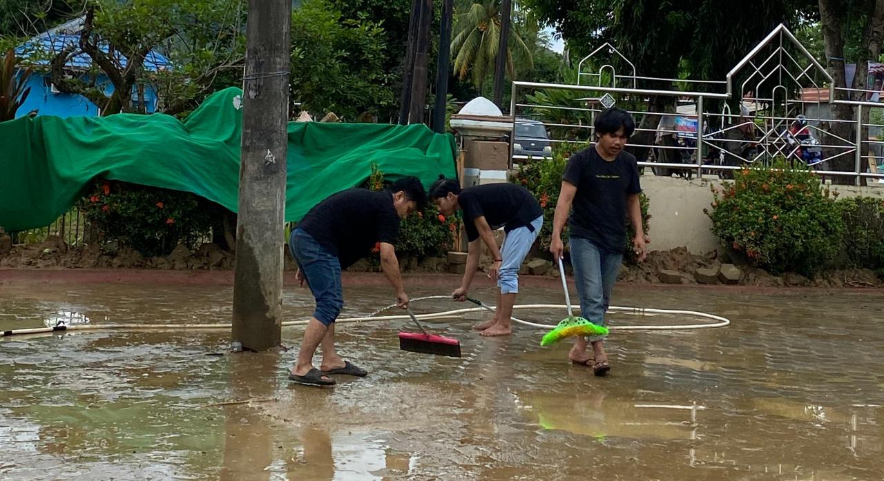 Mahasiswa UIN Alauddin Makassar Bantu Bersihkan Lokasi Terdampak