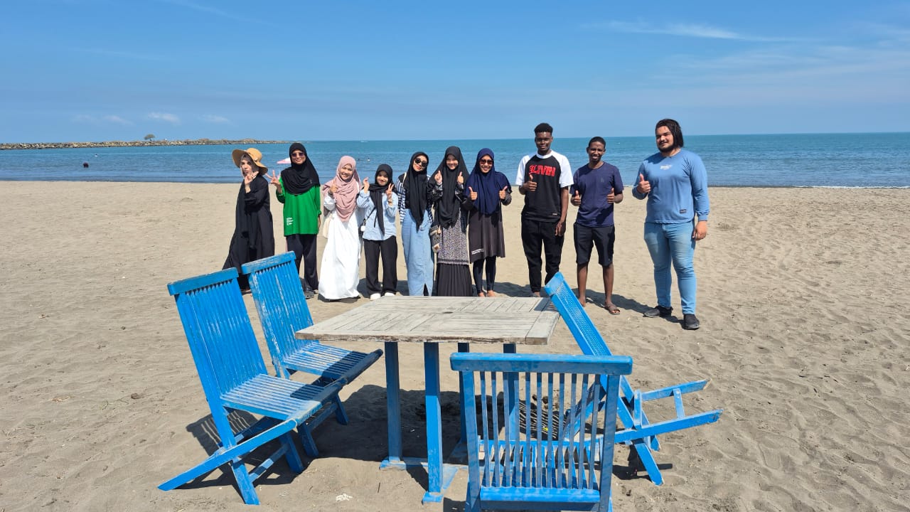 Gambar IO UIN Alauddin Gelar Penutupan BIPA II dan Pengenalan Budaya 2025 di Pantai Bosowa Tanjung