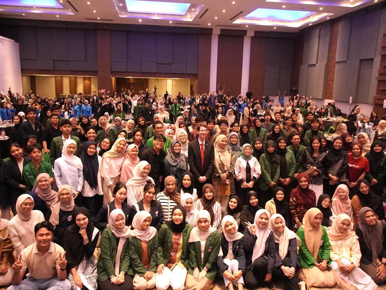 Gambar Mahasiswa UIN Alauddin Ikuti Seminar Dialog Diplomat Bersama Konsulat Jenderal Australia