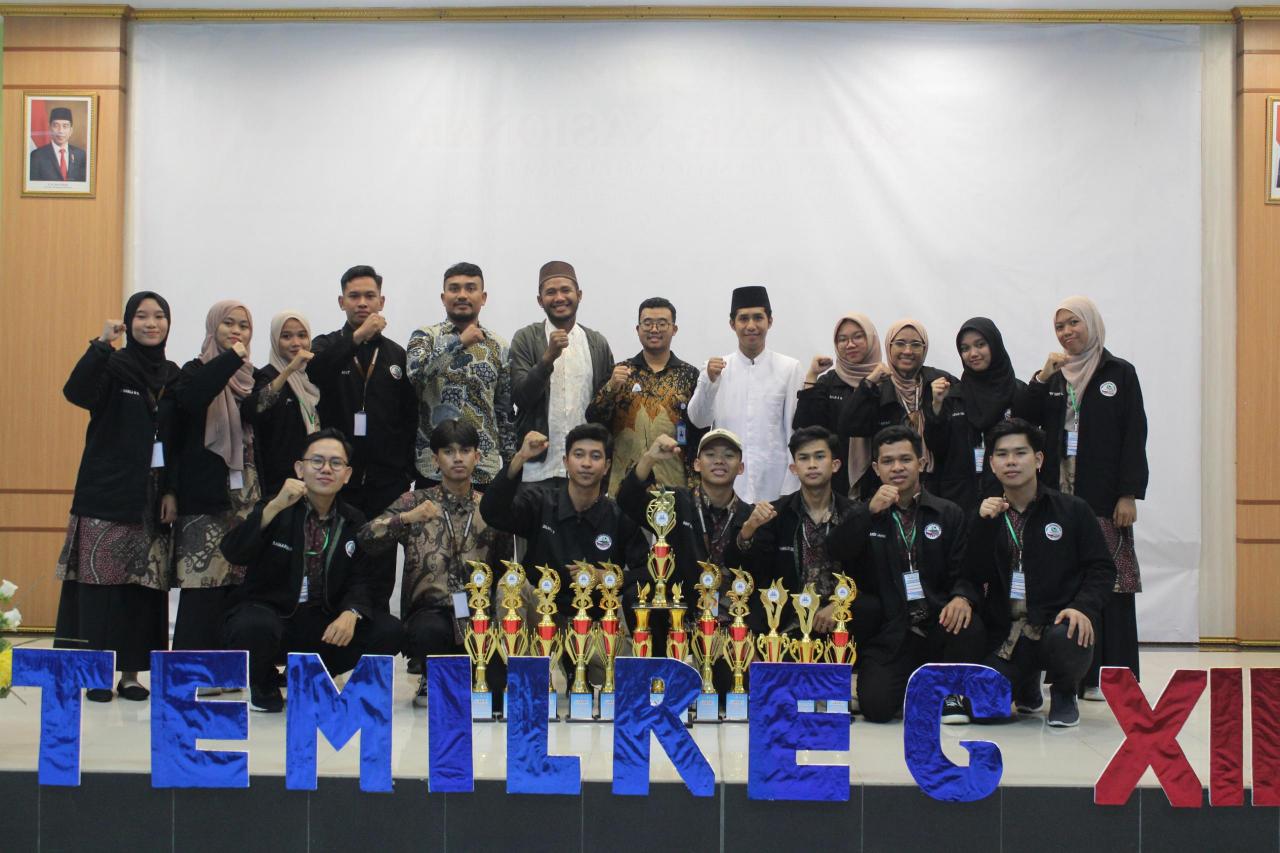 Gambar 10 Trofi Juara Bawa KSEI FORKEIS UIN Alauddin Juara Umum di Temilreg XII Ambon