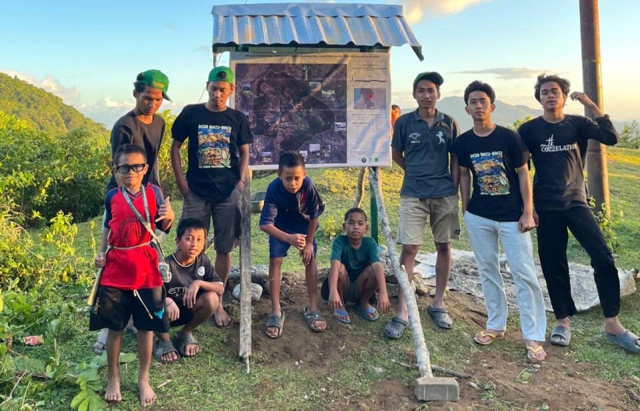 Gambar Lengkapi Administrasi Wilayah, Mahasiswa KKN UINAM Pasang Peta Citra Desa Bacu-Bacu