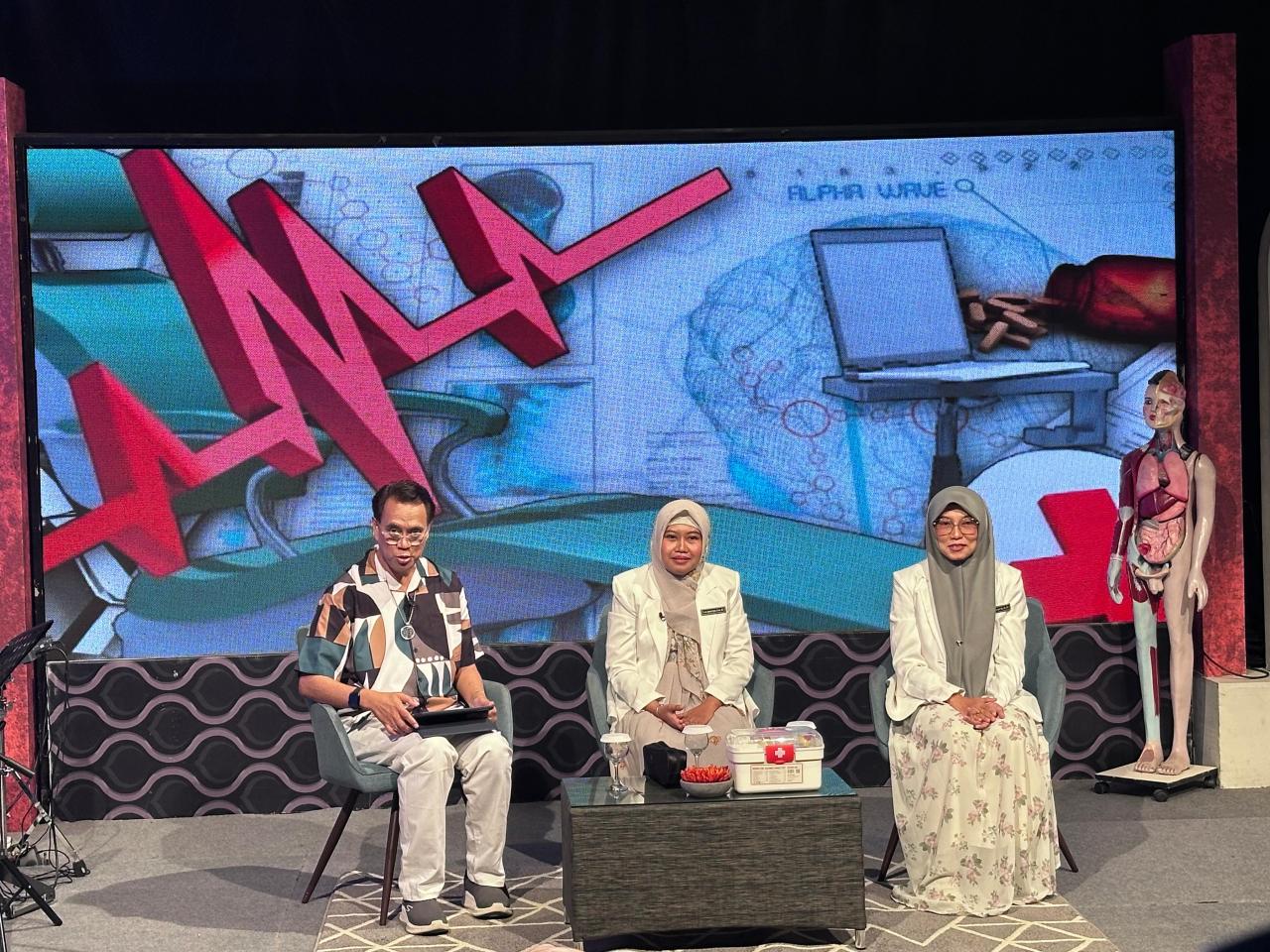 Gambar Dua Dosen Farmasi FKIK UIN Alauddin Makassar Jadi Narasumber Edukasi Isi Kotak P3K di TVRI Sulsel