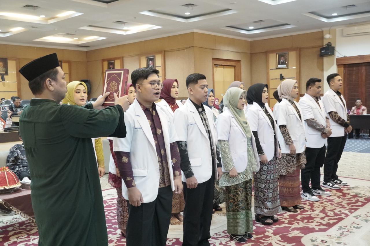 14 Dokter Muda Jebolan UIN Alauddin Makassar Diambil Sumpahnya