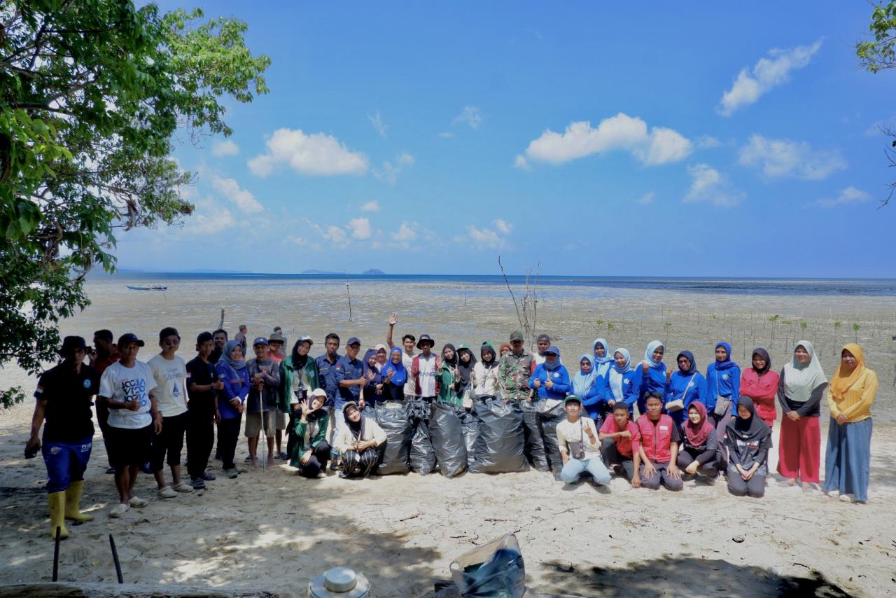 Gambar KKN 79 UIN Alauddin Gelar Aksi Bersih Pantai dan Tanam hingga 1.000 Mangrove di Laiyolo Baru