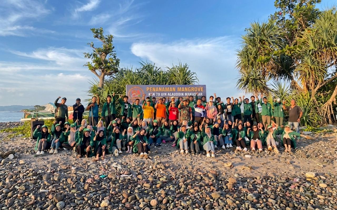Gambar KKN 79 UIN Alauddin Gandeng Kodim 1410 Tanam Mangrove di Pantai Ujung La’bu