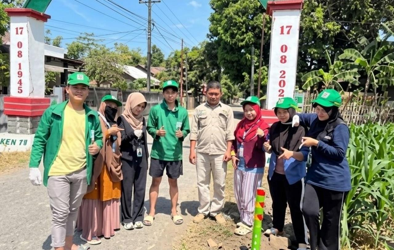 Gambar Inovasi KKN UIN Alauddin, Pasang Reflektor di Titik Rawan Jalan Desa Kale Bentang Takalar