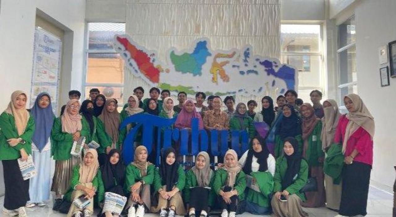 Gambar 40 Mahasiswa UIN Makassar Datang ke Tribun Timur, Belajar Manajemen Media Cetak