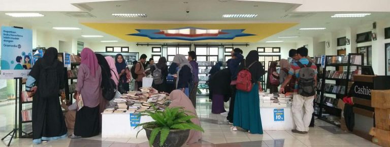 Gambar Bekerjasama Gramedia Makassar, UIN Alauddin Gelar Bazar Buku Murah