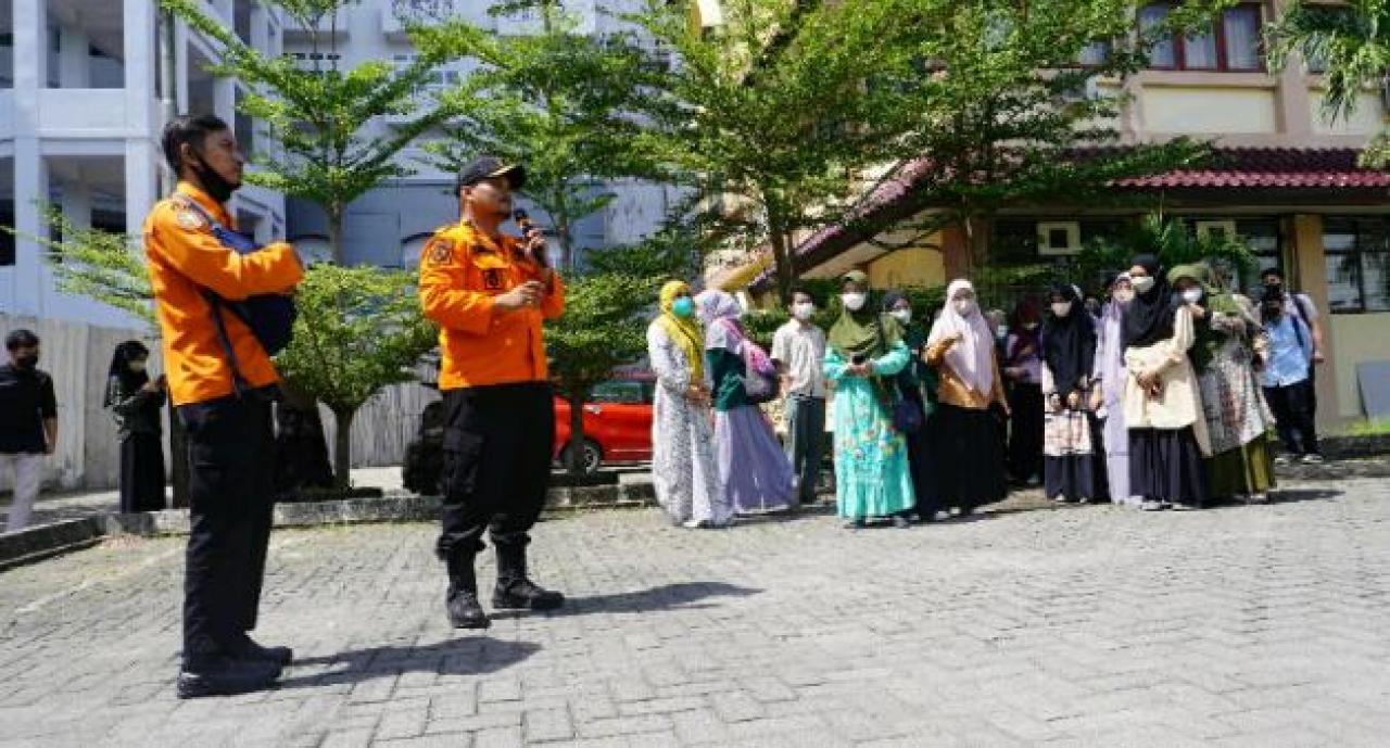Gambar Belajar Manajamen Bencana, HMJK dan PSPD UIN Alauddin Simulasi Tanggap Bencana