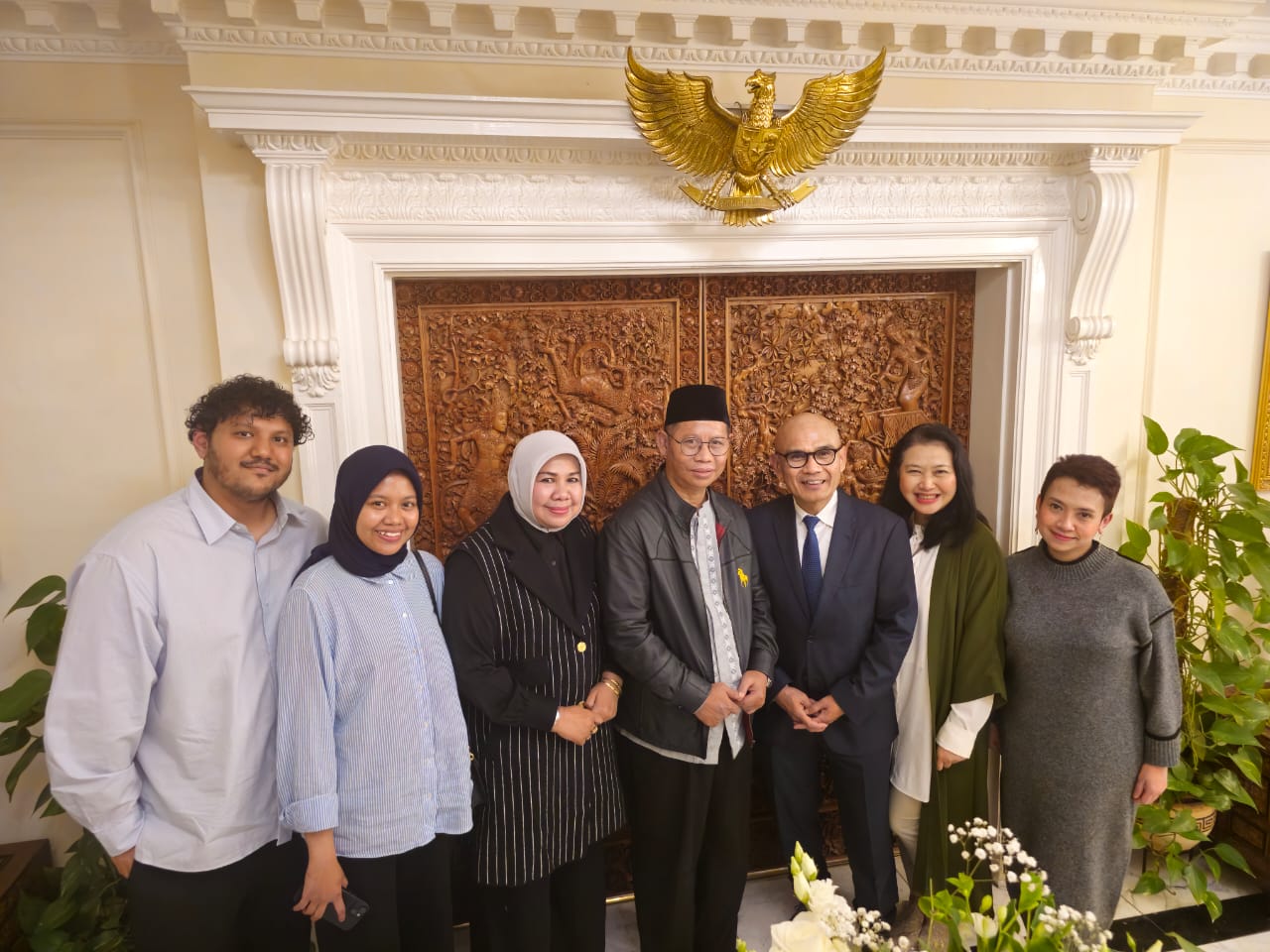 Gambar Bersama Keluarga, Kabiro AAKK UINAM Hadiri Undangan Dinner Bersama Dubes RI untuk Britania Raya