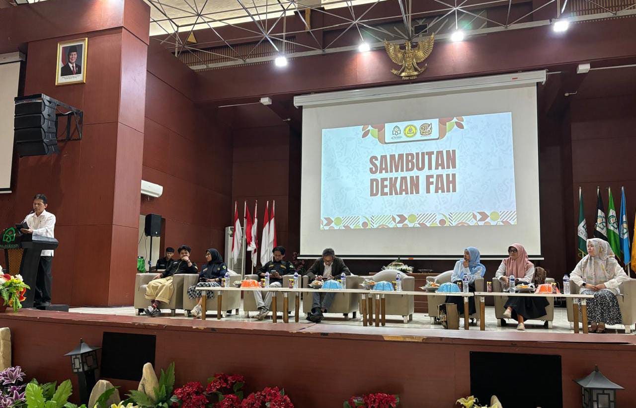 Dekan FAH Resmi Membuka Seminar Linguistik dan Peringati HUT ke-26 BSI