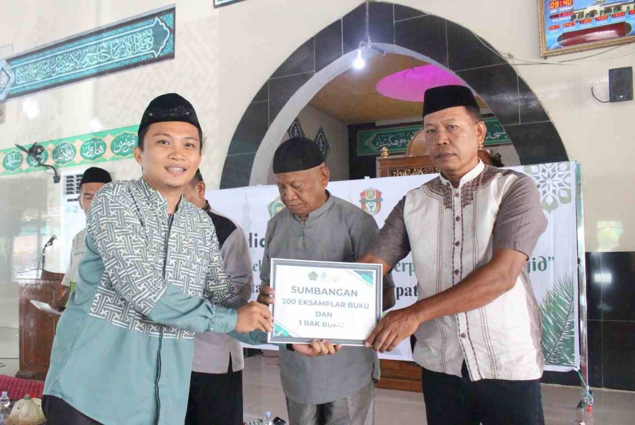 Dosen IP UIN Alauddin Sumbang 300 Eksemplar Buku ke Masjid Besar At-Taqwa Anabanua, Wajo