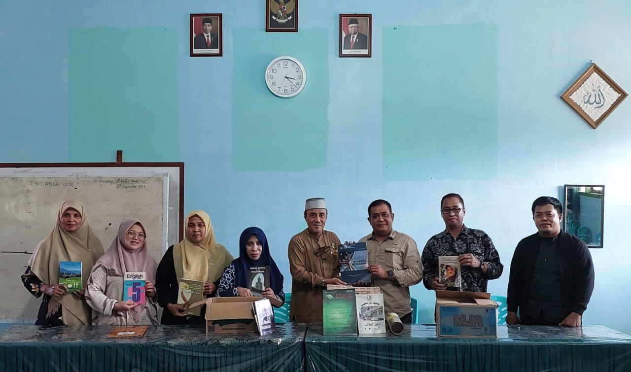 Dosen Pengabdian FTK UIN Alauddin Salurkan Bantuan Buku  ke Ponpes Sultan Hasanuddin