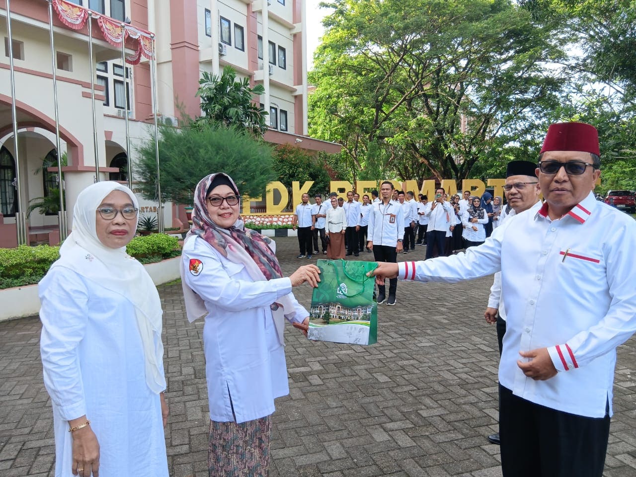 FDK UIN Alauddin Beri Penghargaan Dosen Berprestasi