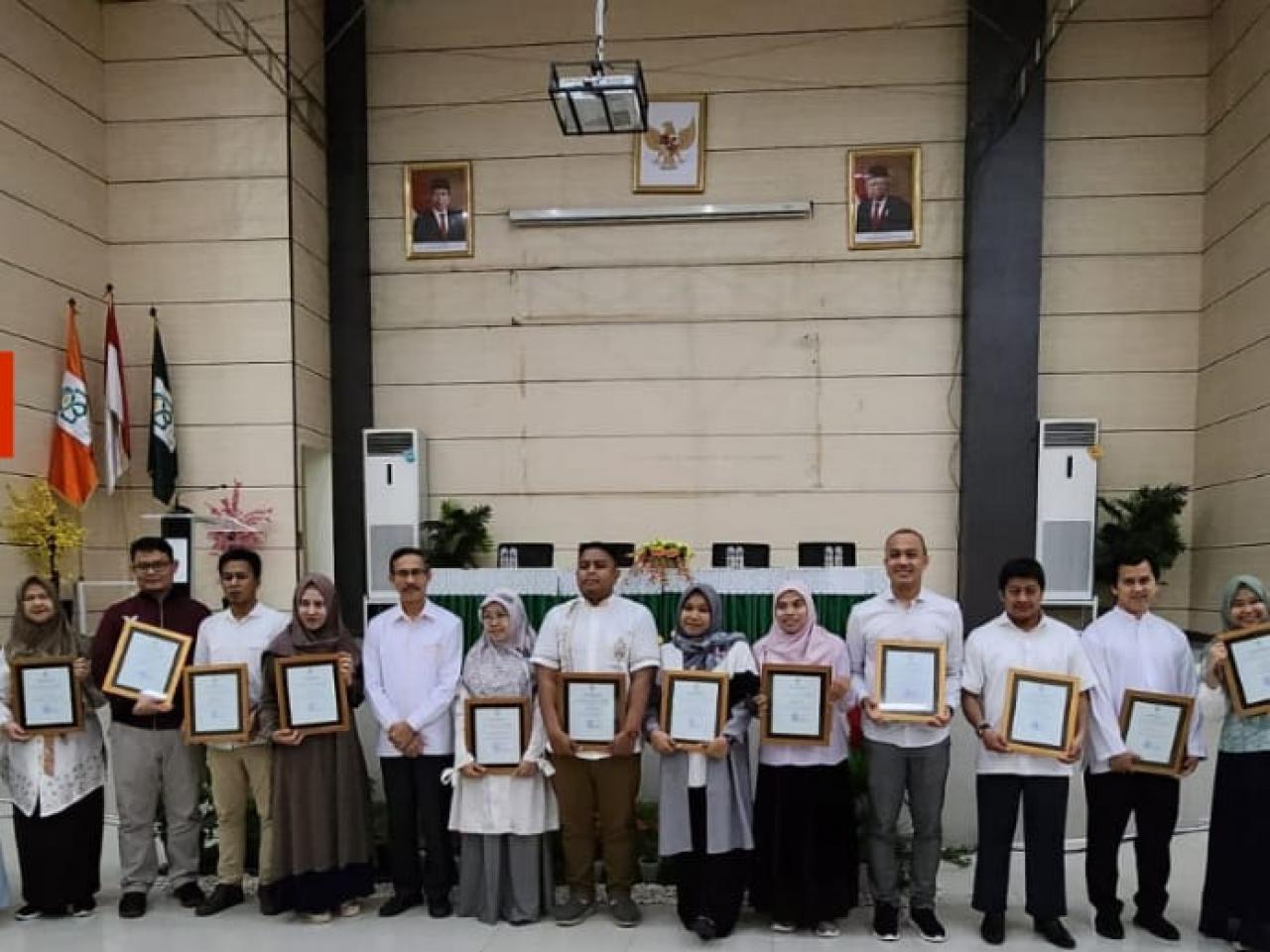 Gambar FEBI UIN Alauddin Beri Penghargaan bagi Dosen dan Tendik Berprestasi