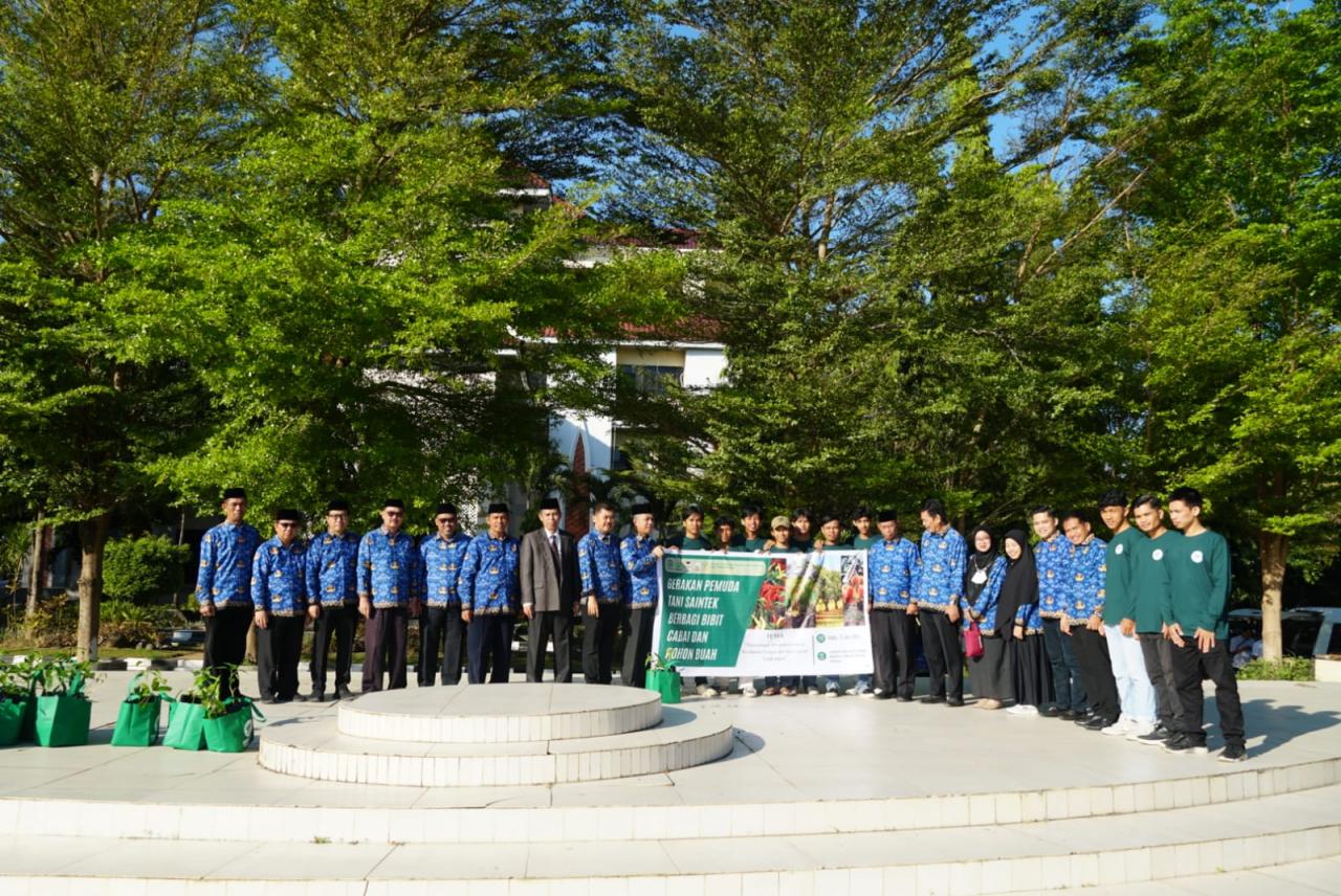 Gambar FST UIN Alauddin Peringati Hari Kesadaran Nasional dengan Membagikan 2 ribu bibit tanaman