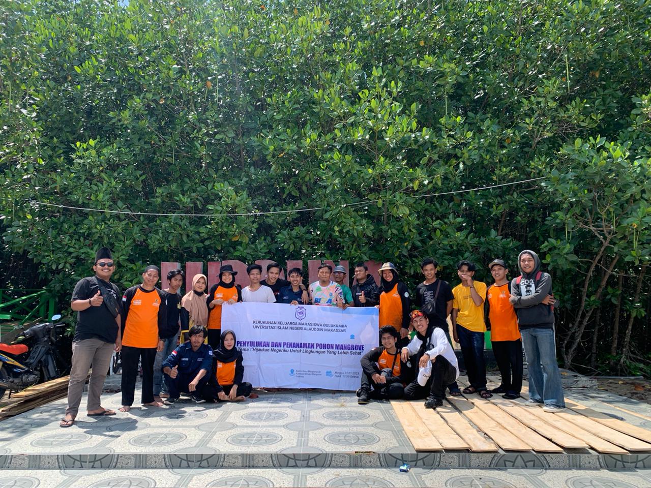 Gelar Penyuluhan dan Penanaman Mangrove, KKMB UIN Makassar dapat Apresiasi BAZNAS Bulukumba