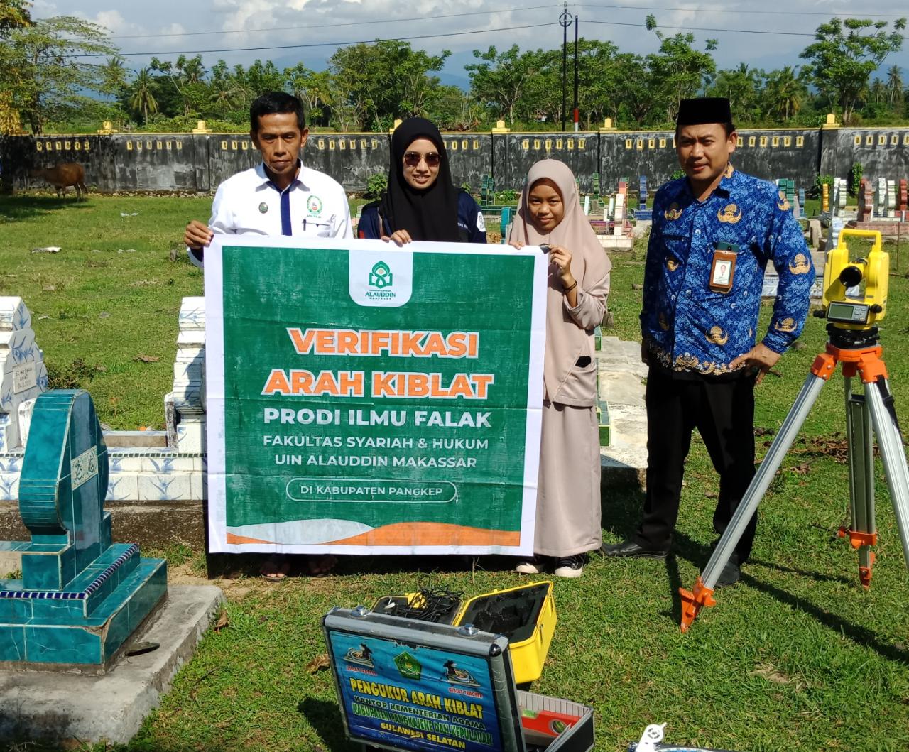 Gambar Gunakan Theodolit, Mahasiswa Falak UIN Alauddin Verifikasi Kiblat Makam di Pangkep