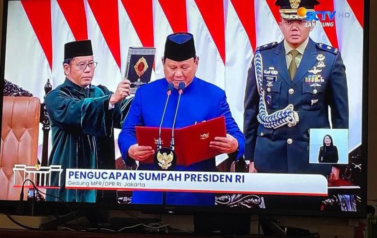 Gambar Guru Besar UINAM Sebagai Rohaniwan Prosesi Pengabilan Sumpah Presiden RI