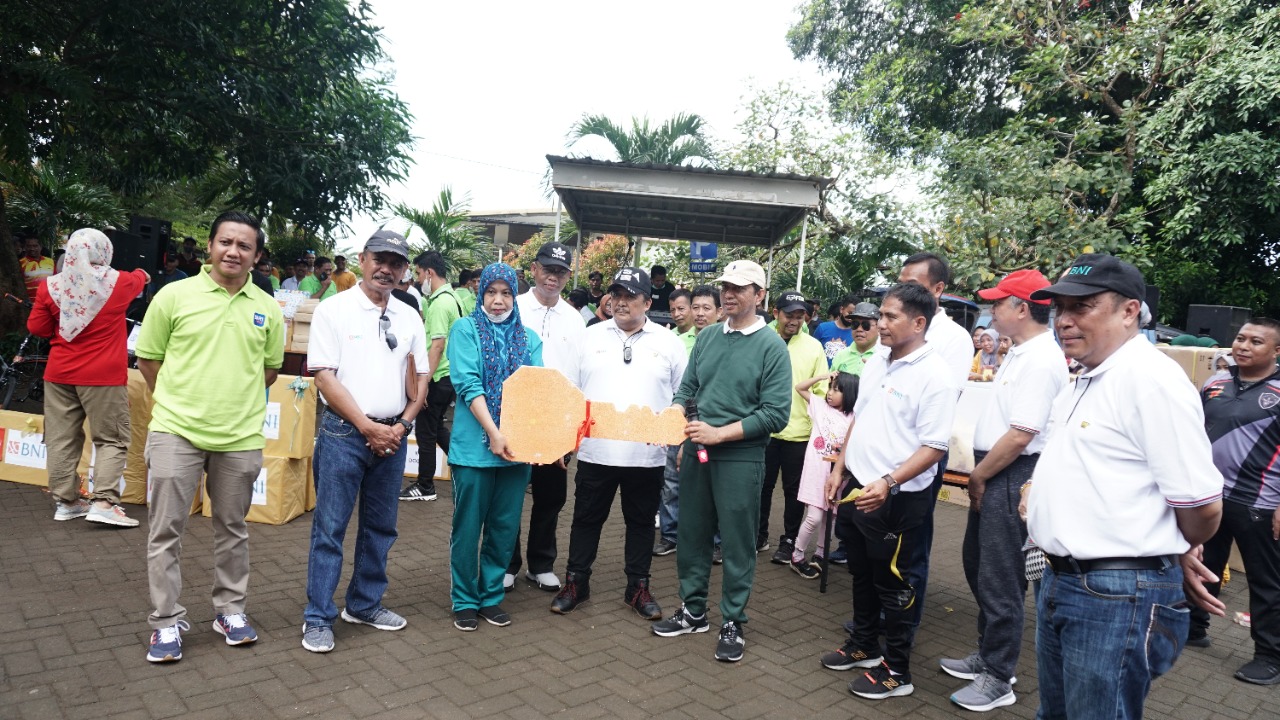 Gambar Hadiah Utama Jalan Sehat UIN Makassar Satu Unit Sepeda Motor Dimenangkan Fatmawati