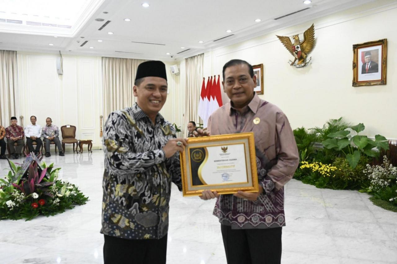 Gambar Informatif, Kemenag Raih Anugerah Keterbukaan Informasi Publik 2023