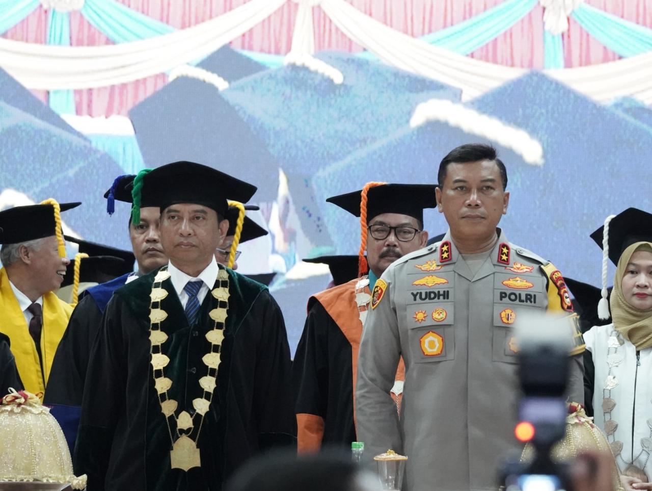 Kapolda Sulsel Hadiri Wisuda 107 UINAM, Beri Orasi Ilmiah Tantangan Polri Menghadapi Era Demokrasi