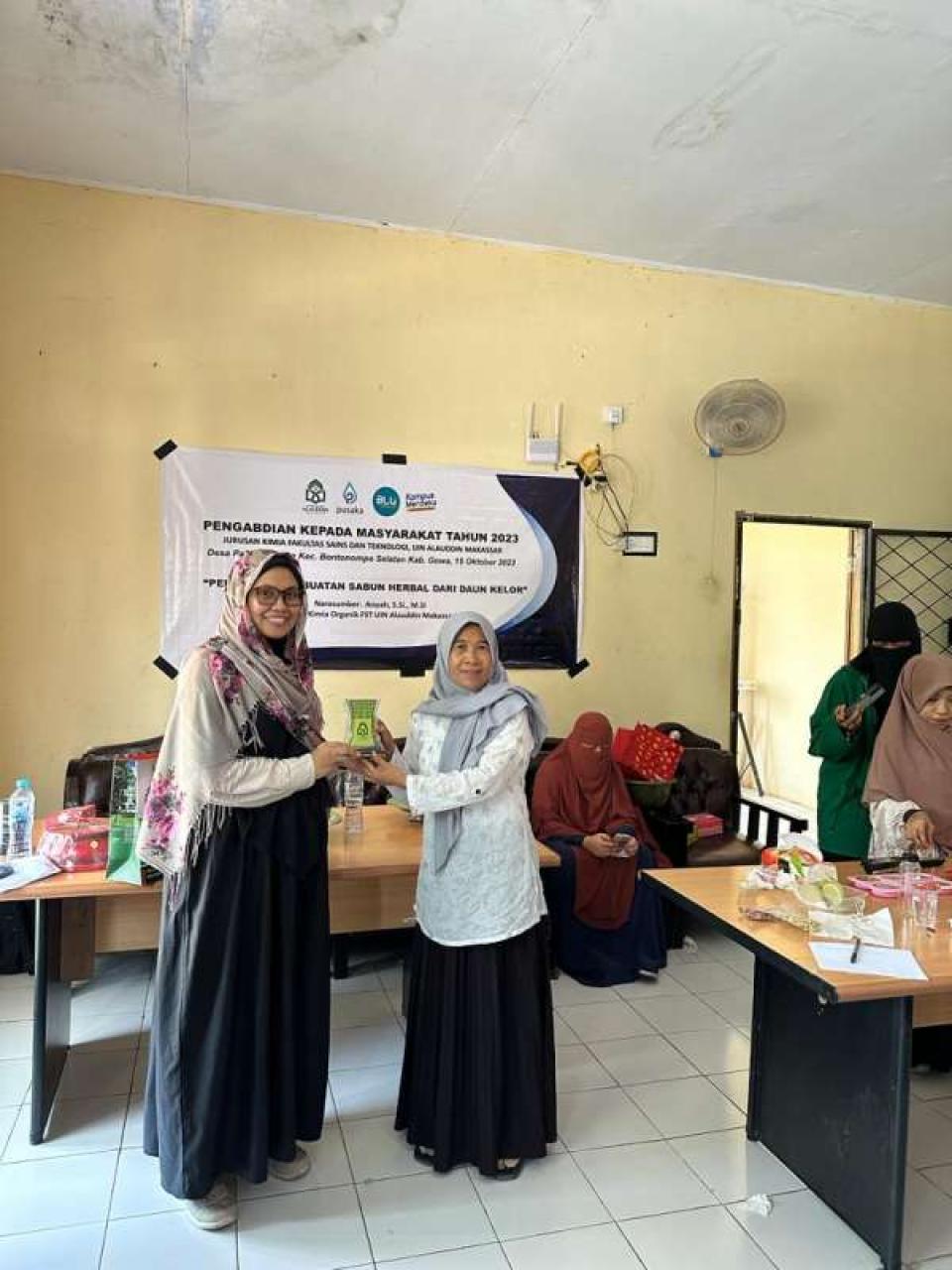 Gambar Kimia UIN Alauddin Beri Pelatihan Pembuatan Sabun Herbal dari Daun Kelor di Desa Pabundukang
