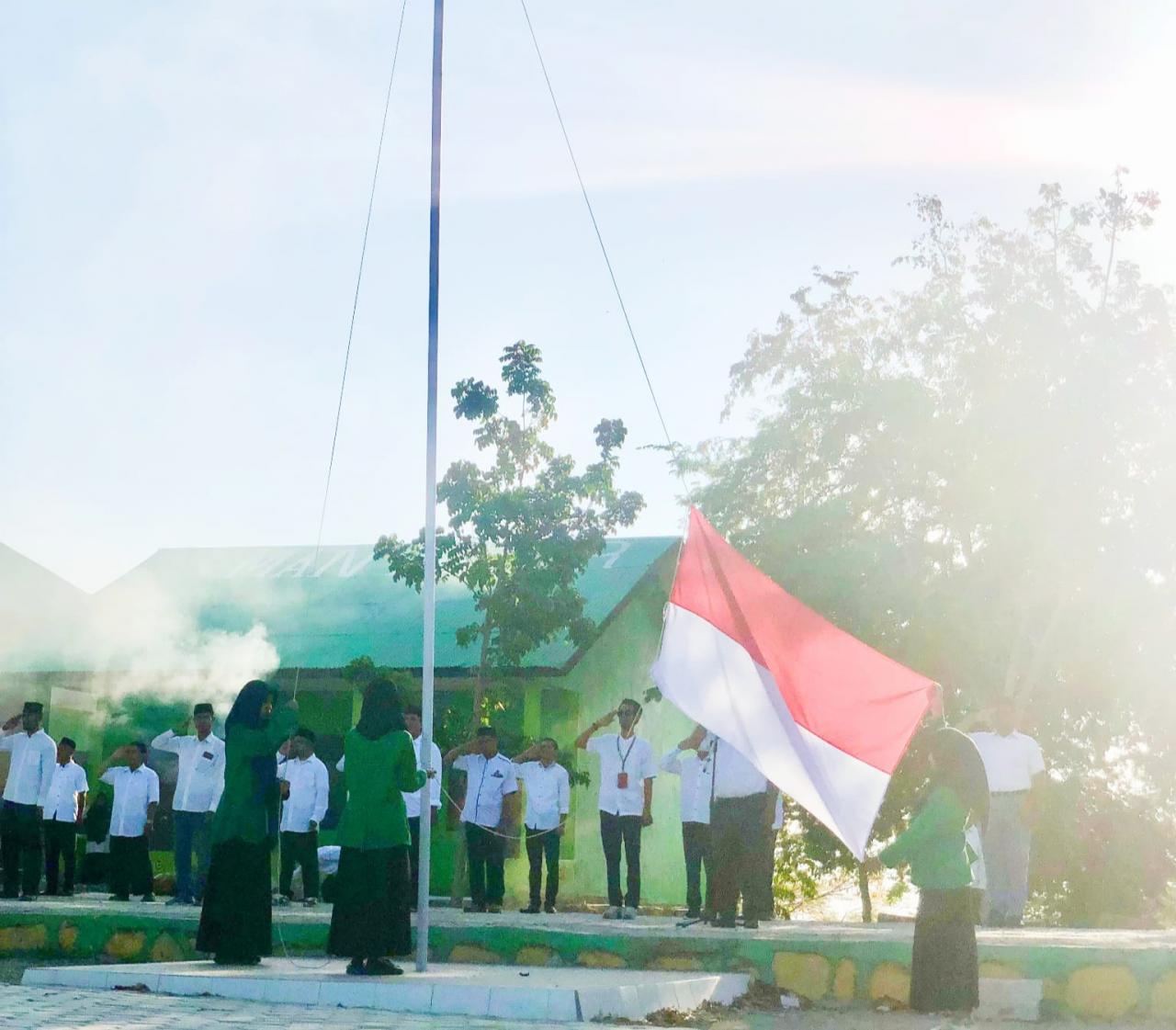 Gambar Kontribusi Aktif KKN-PLP UIN Alauddin, Jadi Petugas Upacara di MAN Manggarai Barat