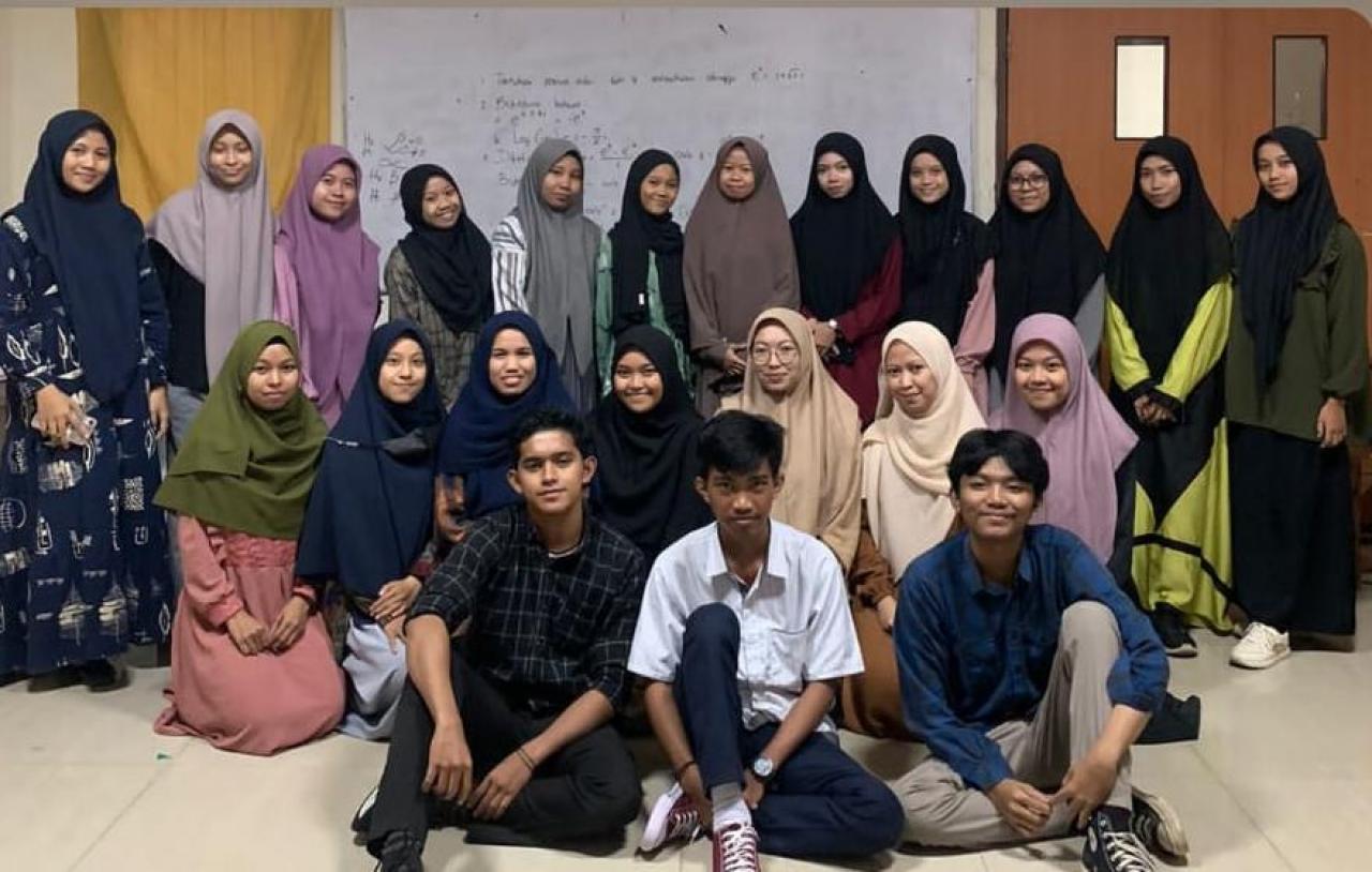 Gambar Mahasiswa dan Dosen Pendidikan Matematika UIN Alauddin Kolaborasi Membuat Soal Olimpiade