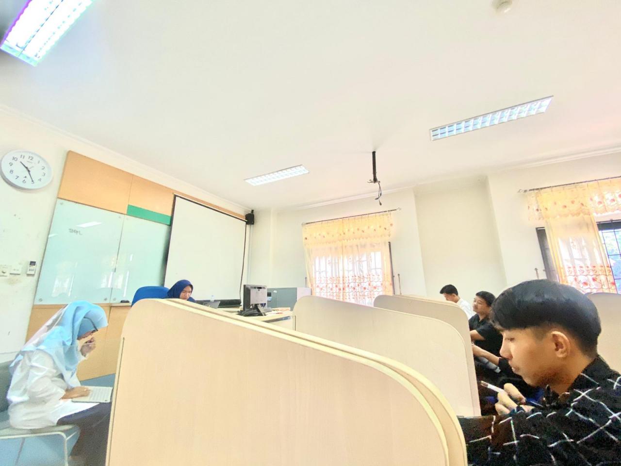 Mahasiswa Ekis Ikut Pelatihan Test Toefl di Pusat Bahasa UIN Makassar
