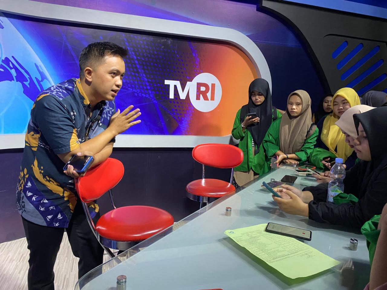 Gambar Mahasiswa Jurnalistik UIN Alauddin Belajar Manajemen Media Massa di TVRI Sulsel