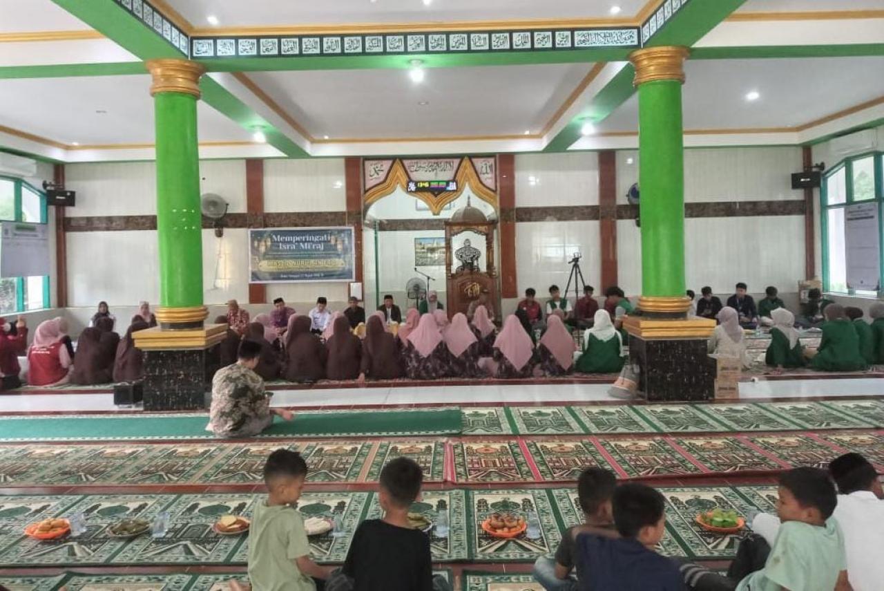 Mahasiswa KKN Angkatan 76 Peringati Isra Mi’raj di Masjid Nurul An Faq Barru