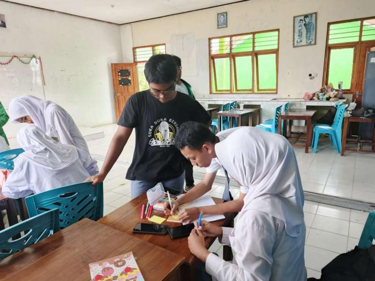 Gambar Mahasiswa KKN-PLP UIN Alauddin Beri Pembelajaran Bahasa Asing di MAN Manggarai Barat