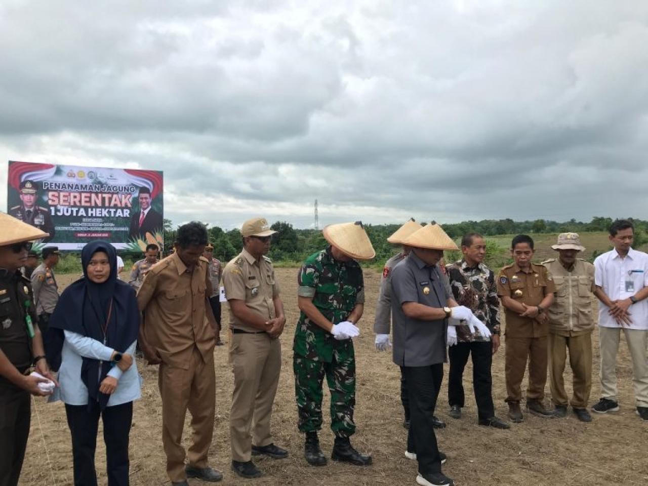 Mahasiswa KKN UIN Alauddin Lakukan Kolaborasi Penanaman Jagung Serentak di Desa Mario