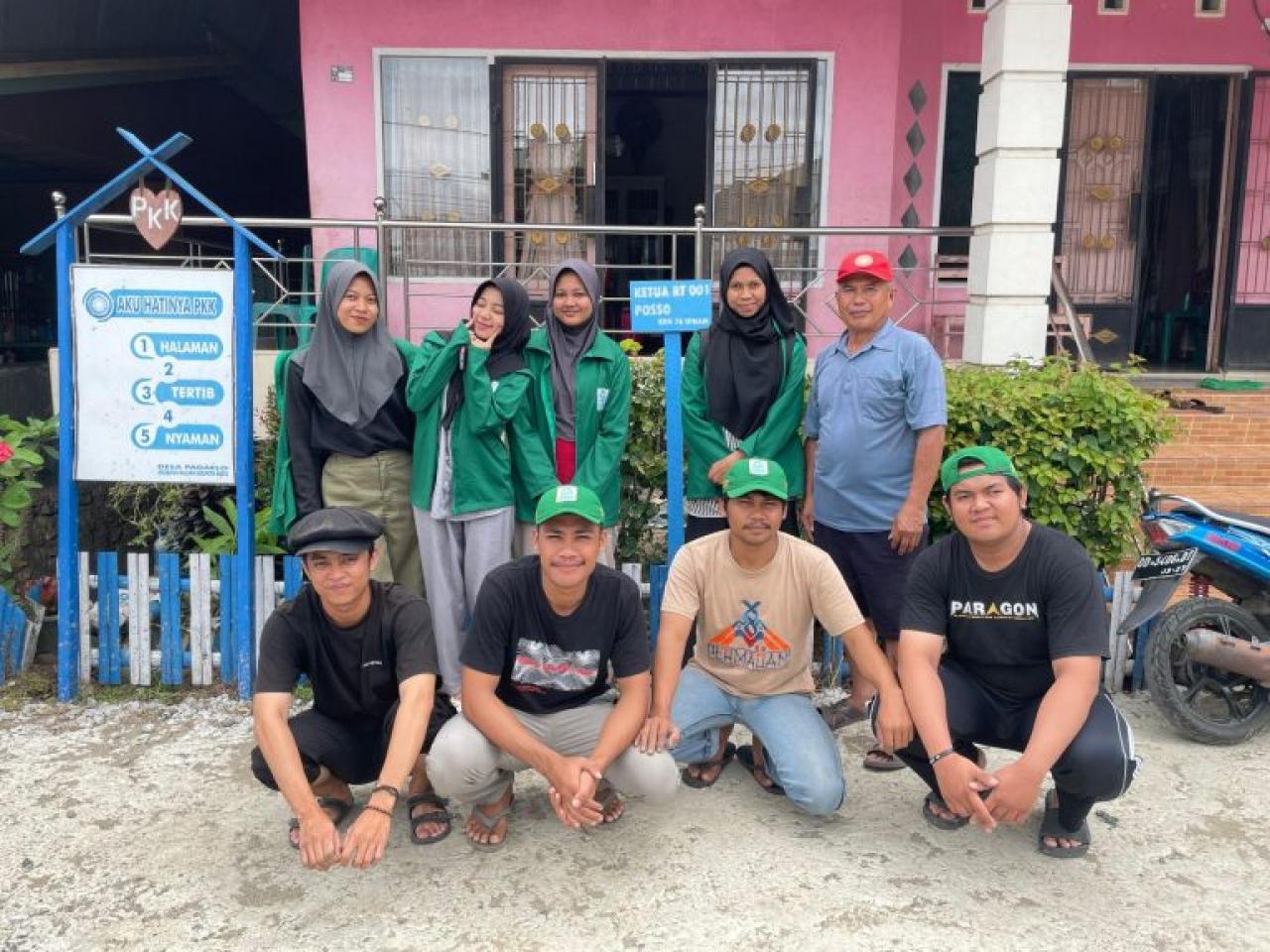 Mahasiswa KKN UIN Alauddin Makassar Lakukan Pembuatan Plang di Desa Padaelo