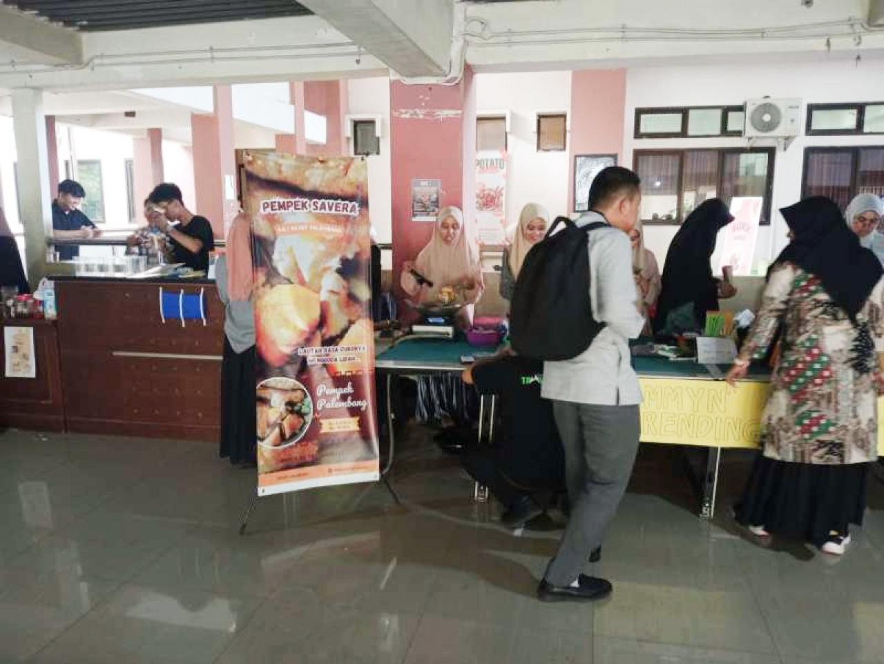 Gambar Mahasiswa MPI UIN Alauddin Aplikasikan Teori Ekonomi Kreatif Melalui Bazar dan Donor Darah