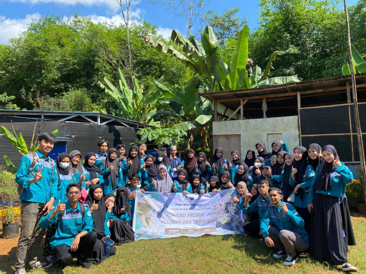 Gambar Mahasiswa Pendidikan Biologi UIN Alauddin Belajar Proses Budidaya Jamur di Celebes Mushroom Farm