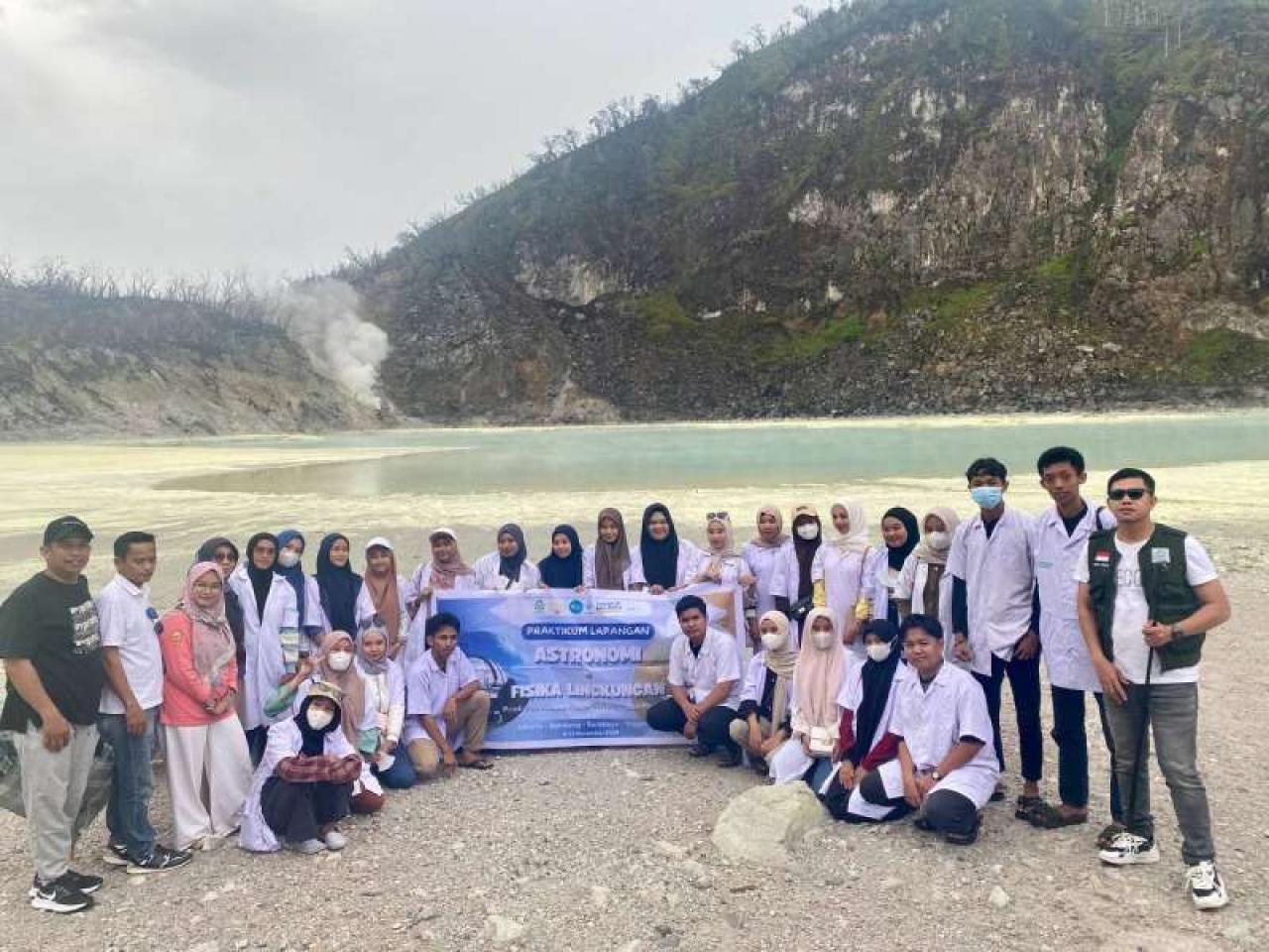 Gambar Mahasiswa Pendidikan Fisika UIN Alauddin Praktikum Lapangan di Bandung