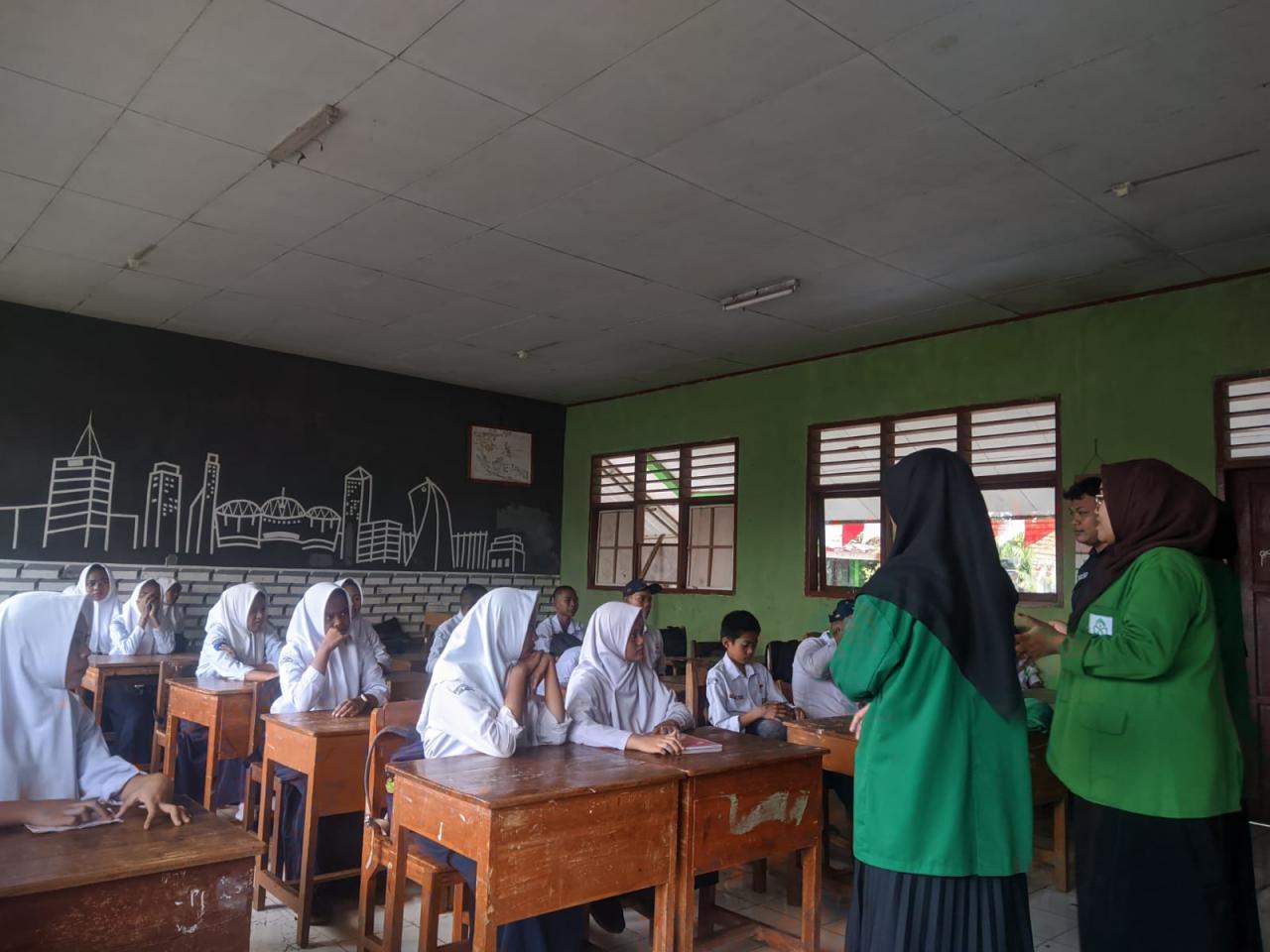 Mahasiswa Prodi PBI UIN Alauddin Integrasi PKM dengan Service Learning