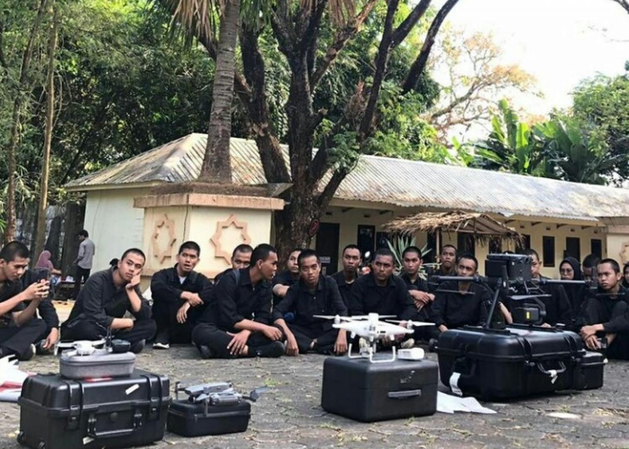 Gambar Mahasiswa Teknik PWK UIN Alauddin Belajar Terbangkan Drone