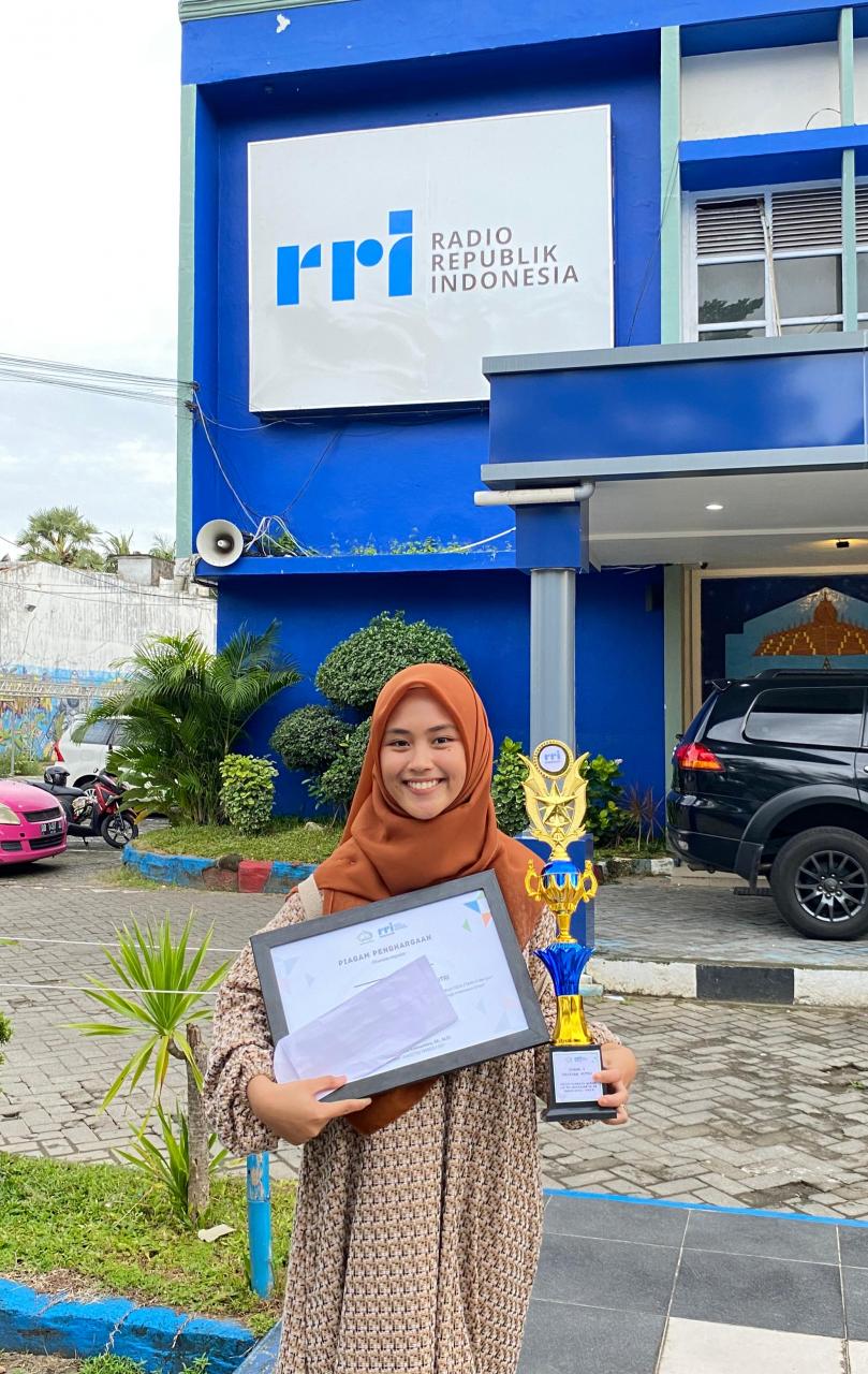 Gambar Mahasiswi Ilmu Al-Qur'an dan Tafsir Juara Satu Lomba Tausiah Putri