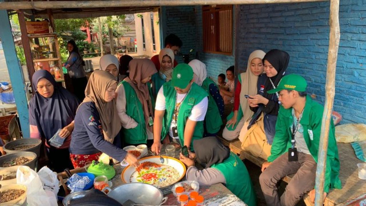 Gambar Manfaatkan Hasil Pertanian Setempat, Mahasiswa KKN Kerjasama Desa Balantang Buat Chili Powder dan Ch