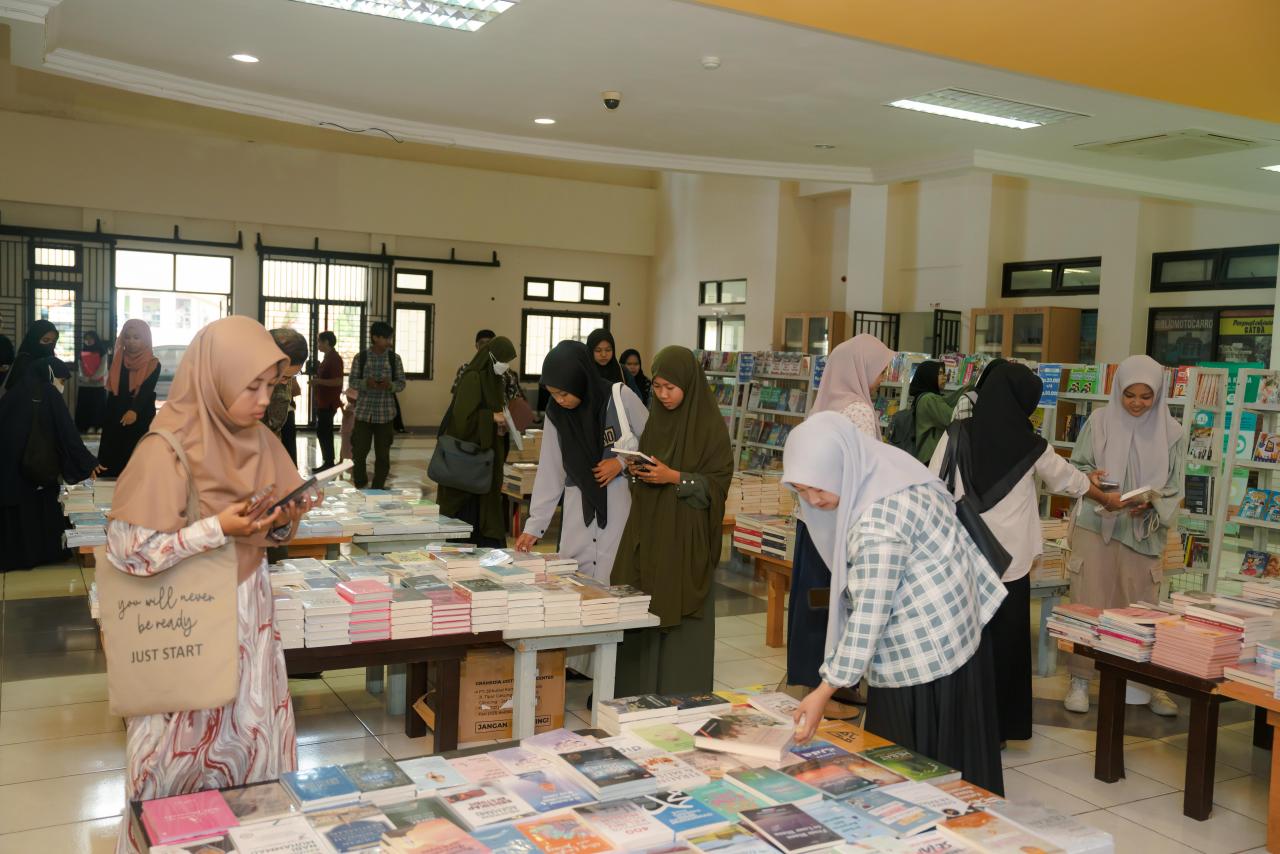 Perpustakaan Pusat UIN Alauddin Makassar Gandeng Gramedia Adakan Bazar Buku Murah
