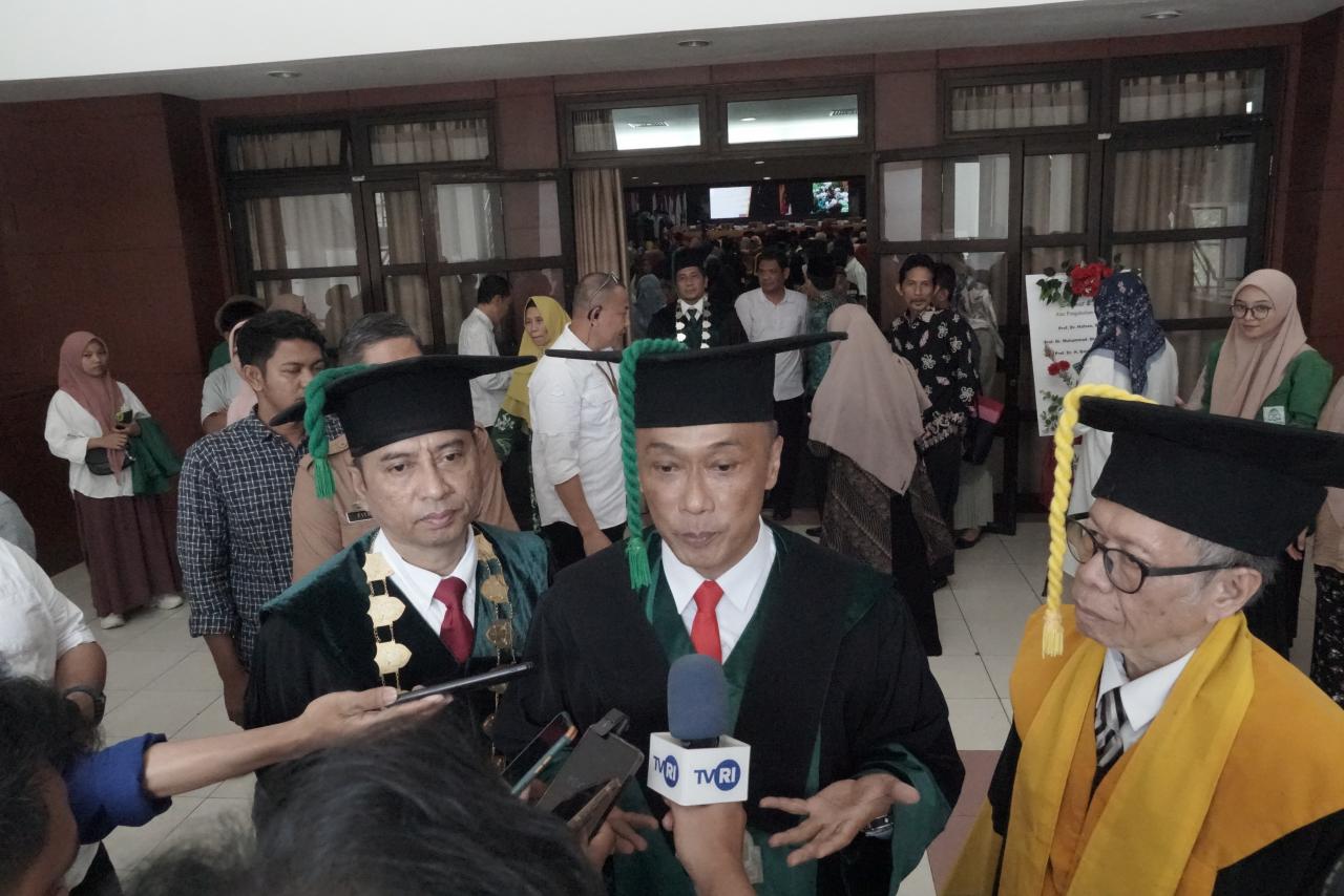 Gambar Pj Gubernur Sulsel Prof. Zudan Hadiri Pengukuhan Guru Besar UIN Alauddin, Ini Pesannya