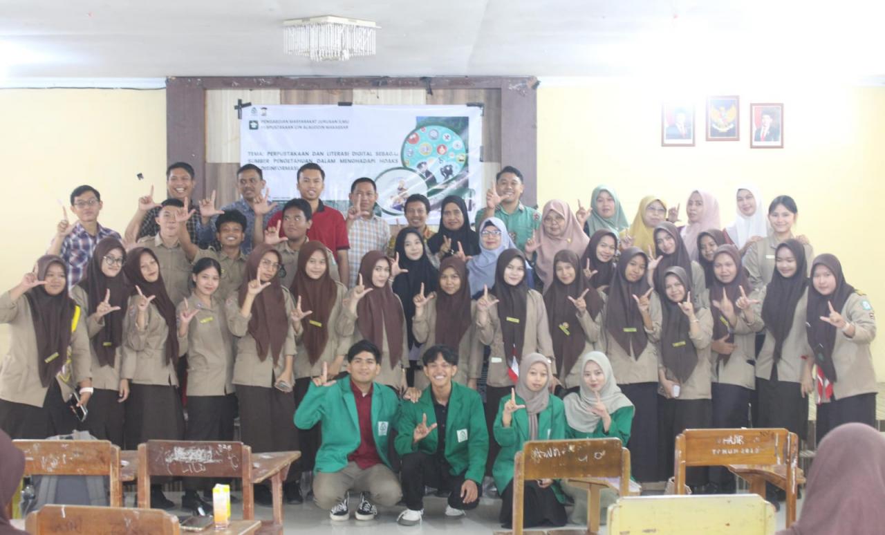 Prodi Ilmu Perpustakaan UIN Alauddin Bahas Literasi Digital pada Pengabdian Masyarakat di SMK Pratin