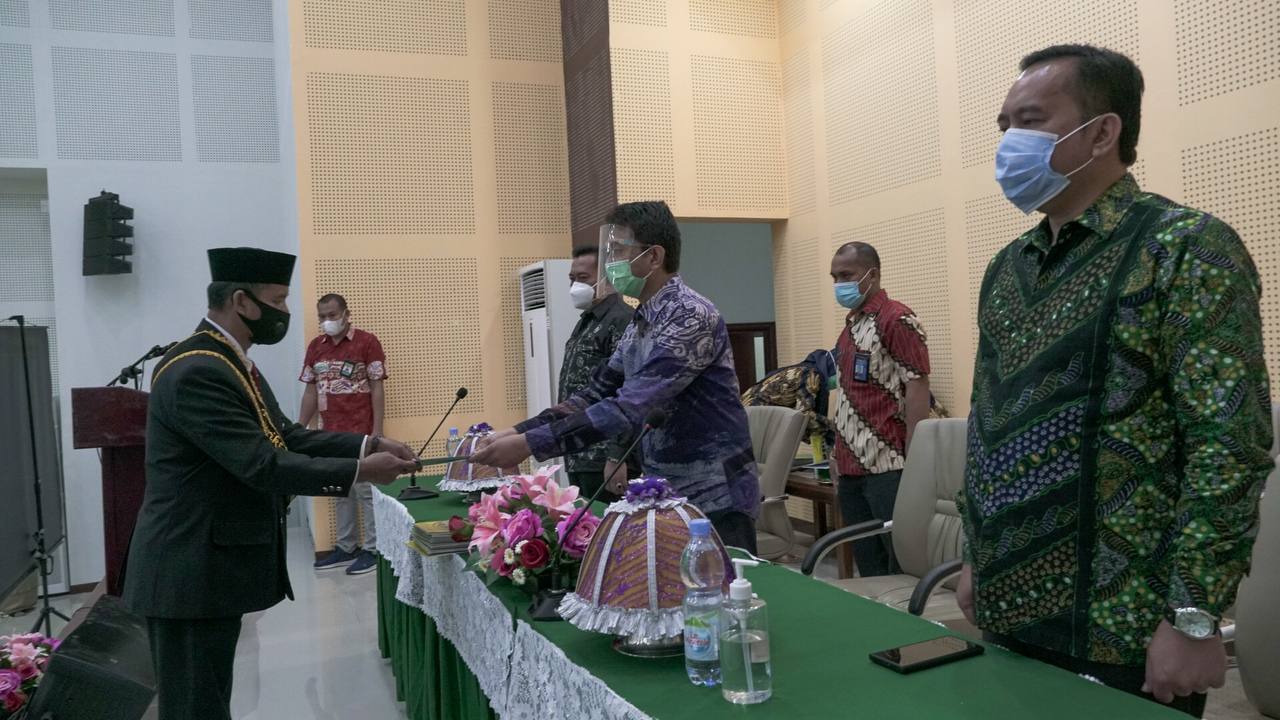 Gambar Rektor UIN Alauddin Kukuhkan 96 Alumni PPG, Ini Pesannya