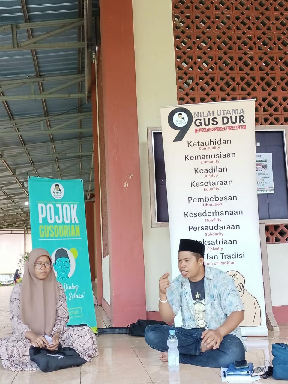 Gambar Sekjur SAA FUF Narasumber Diskusi Pojok GUSDURian Makassar