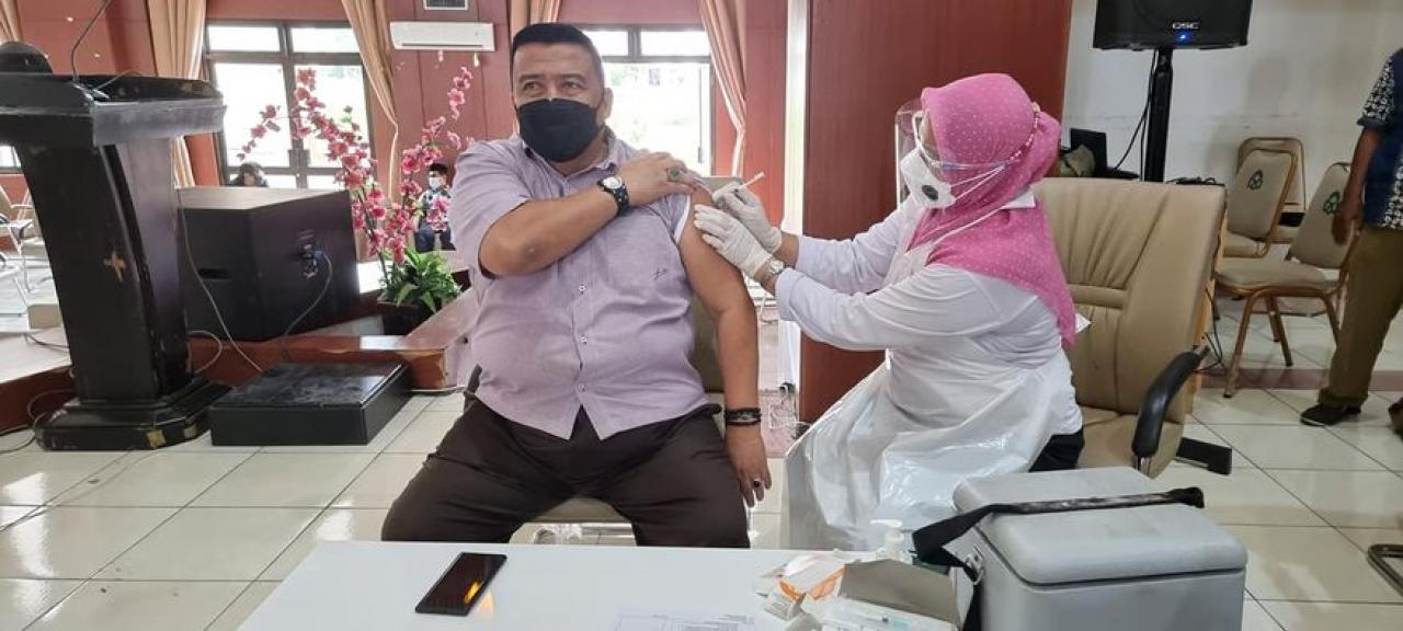 Gambar Setelah Vaksinasi Warek II UIN Alauddin Harap Warga Kampus Tetap Patuhi Protokol Kesehatan