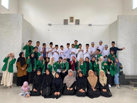 Dosen dan Mahasiswa FAH Gelar Creative English Hour di Pesantren Ahlus Shidqi