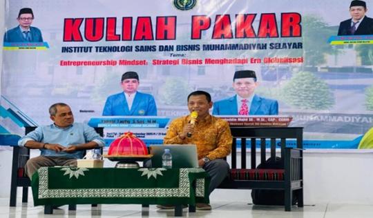 Dosen Pasca UIN Alauddin Bahas Strategi Bisnis di Era Globalisasi Kampus ITSBM Selayar